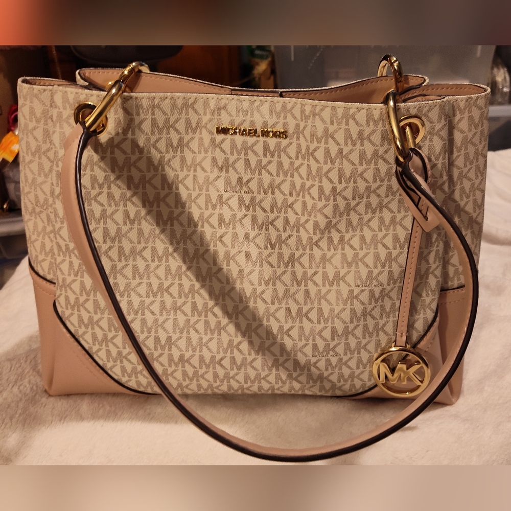 Like-New MICHAEL KORS Shoulder Bag